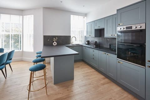 Parkside Villa, Harrogate - Host & Stay