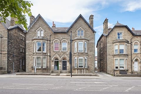 Parkside Villa, Harrogate - Host & Stay