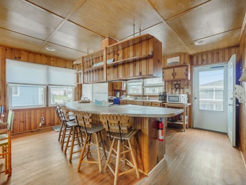 Full Size Kitchen with Breakfast Bar