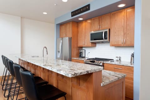 Fully stocked kitchen and Bar