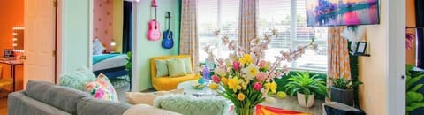 Discover Nashville's charm in this chic getaway! With stylish decor, cozy nooks, and city views, it's ideal for your bachelorette party or family reunion. Gather your group and enjoy this Music City oasis!