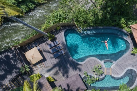 2 outdoor pools, sun loungers