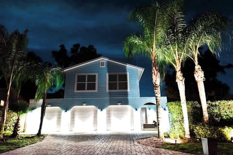 Beautiful home light with tropical landscaping. Also shows the large oversized driveway for free parking.