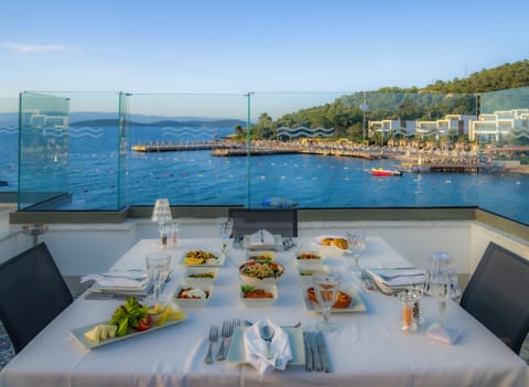 3 restaurants; breakfast, lunch, and dinner served
