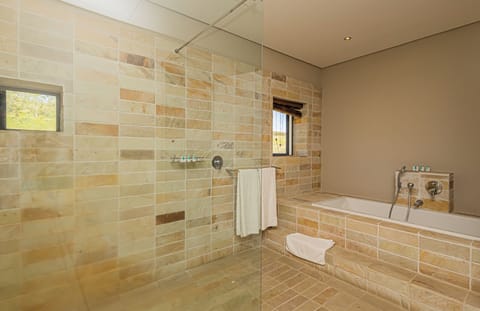 Superior Room | Bathroom | Combined shower/tub, rainfall showerhead, bidet, towels