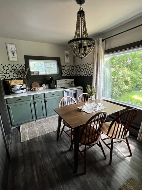 Kcups, creamer and sugar provided for keurig. Tea packets provided in drawer. 