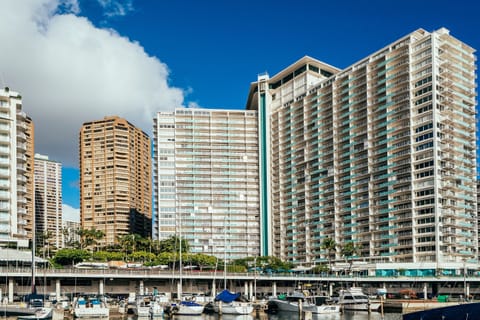 Ilikai Hotel and marina - Ilikai Hotel and marina