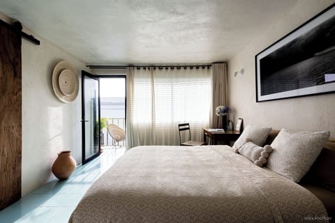 Deluxe Room | 1 bedroom, in-room safe, individually furnished, desk