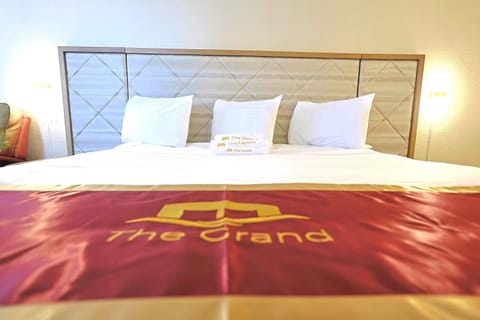 Premium bedding, desk, iron/ironing board, free WiFi