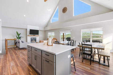 House, Multiple Beds, Patio, Mountain View (Ingallview at Branson Cove) | Dining