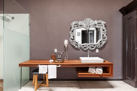 Suite Deluxe | Bathroom | Shower, free toiletries, hair dryer, towels