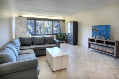 Queen Studio with Sleeper Sofa, Fireplace, Views