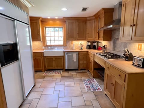 Wake up every morning to freshly brewed coffee or use the Keurig coffee maker.