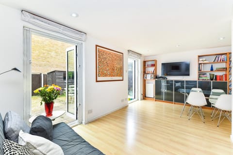Apartment (4 Bedrooms) | Living area