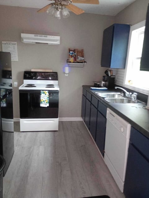 Kitchen with oven + snacks