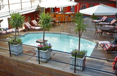 Seasonal outdoor pool, pool umbrellas, sun loungers