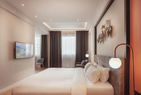 Fuchamber | In-room safe, blackout drapes, iron/ironing board, free WiFi