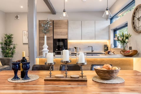 Signature House, Private Bathroom (The Coach House) | Private kitchen