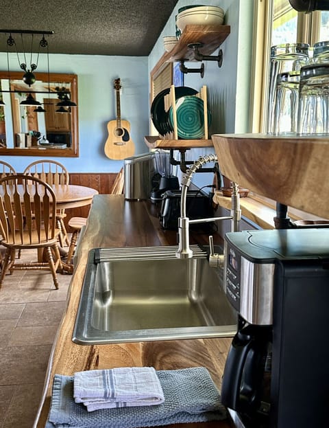 Open kitchen & dining area