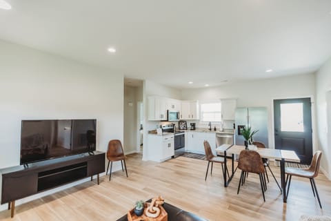 Kitchen/ Dining Area
