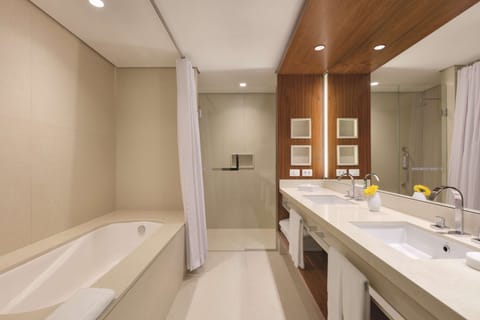 Presidential Room, Club Lounge Access, Lagoon View | Bathroom | Free toiletries, hair dryer, towels