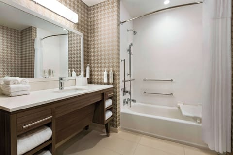 Studio Suite, 1 King Bed, Accessible, Bathtub | Bathroom | Hair dryer, towels, soap, shampoo