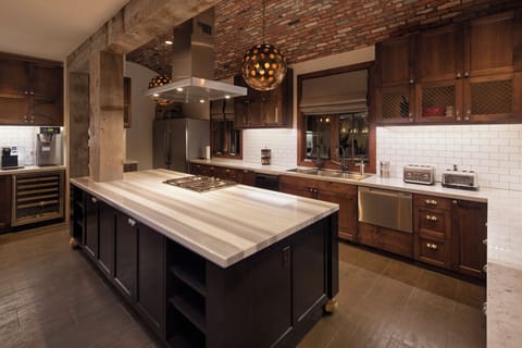 Full-size fridge, microwave, oven, stovetop