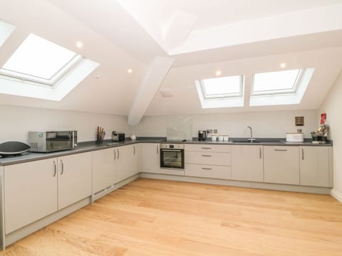 Fridge, dishwasher, cookware/dishes/utensils