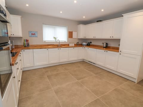 Fridge, dishwasher, cookware/dishes/utensils