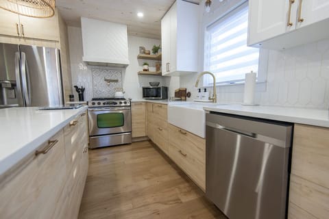 Dishwasher, Gas oven/range. 