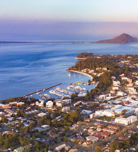 400 metres-5mins walk to DAlbora marina, beach and foreshores 