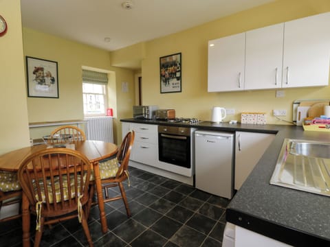 Cottage | Private kitchen | Fridge, dishwasher, electric kettle, toaster