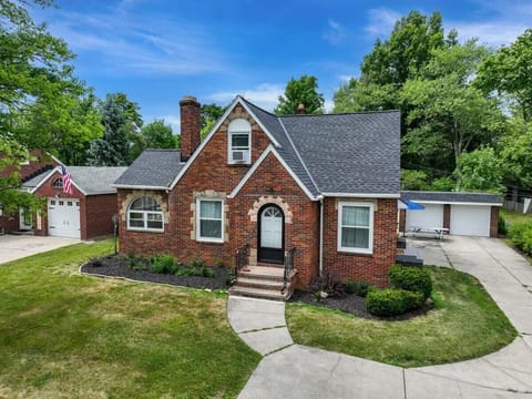 Grand Facade
Make a lasting impression with a stunning grand facade, showcasing timeless architectural beauty and bold design. The perfect first glimpse of a home that exudes charm, elegance, and character.