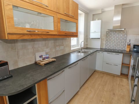 Cottage | Private kitchen | Fridge, dishwasher, electric kettle, toaster