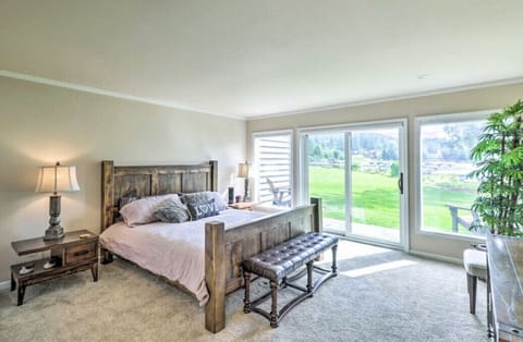 Mastert bedroom, one King bed