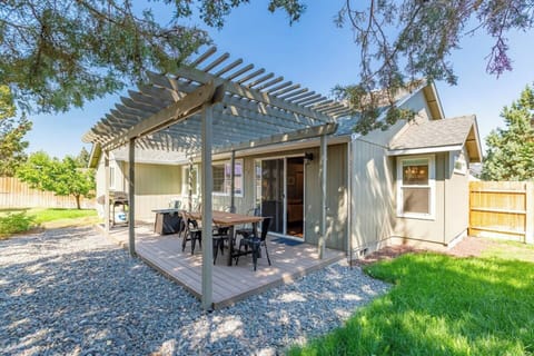 Tons of greens space in the backyard pergola 