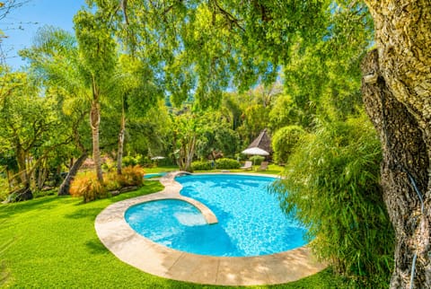 Rural house with pool and lake in Coín