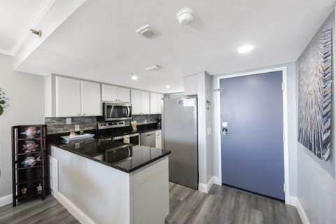 The fully equipped kitchen