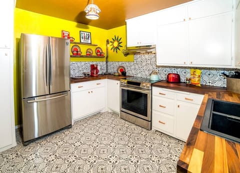 full size appliances in fully equipped kitchen