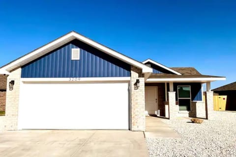 New 3 bdrms, 2 ba, kitchen, workspace,  sleeps 6, 5 mi to TTU, 2 mi to West End