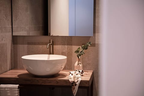 Classic Room | Bathroom | Shower, rainfall showerhead, free toiletries, hair dryer