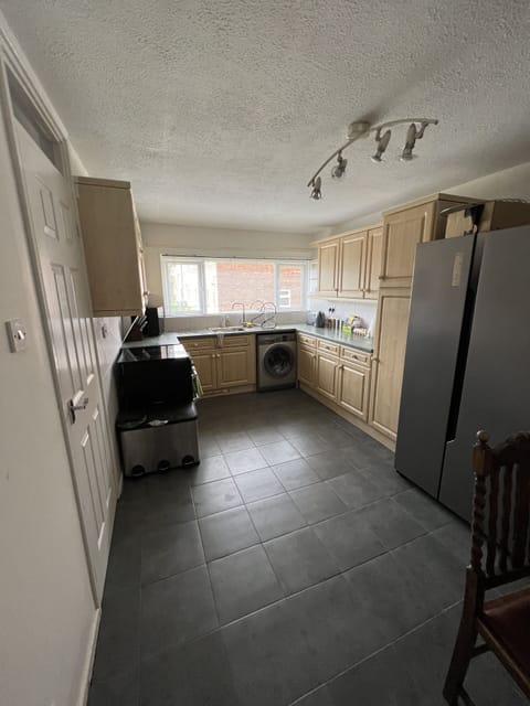 Economy Double Room | Private kitchen | Shared fridge, microwave