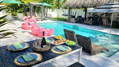 Banyan Villa is an Oasis with Pool, Tiki Hut, Hot Tub, Putting Greens, Firepit