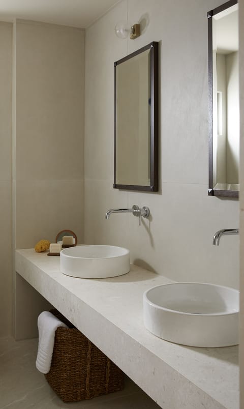 Panoramic Studio Suite (Meteora View) | Bathroom | Shower, rainfall showerhead, designer toiletries, hair dryer