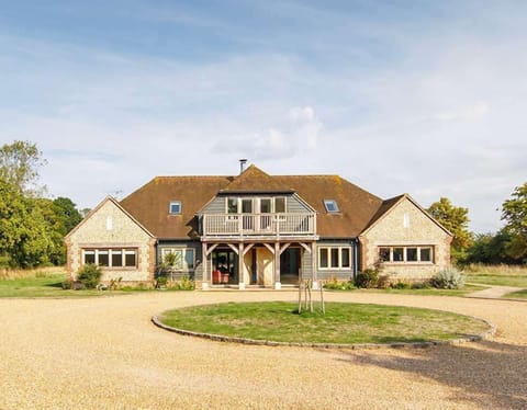 Welcome to Birdham Fruit Farm, a beautiful barn-style secluded home close to Chichester Marina and beautiful coastal walks.