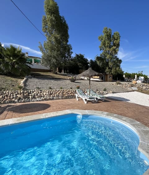 Pool with 8 sunloungers