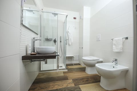 Standard Twin Room, Mountain View | Bathroom | Free toiletries, hair dryer, bidet, towels
