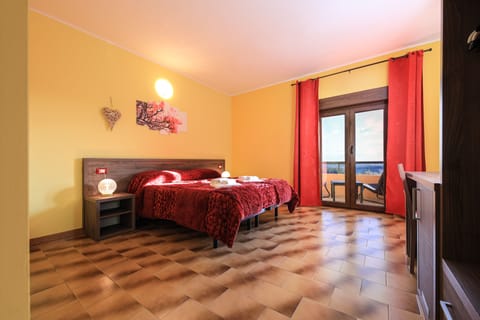 Deluxe Double or Twin Room | Frette Italian sheets, down comforters, desk, blackout drapes