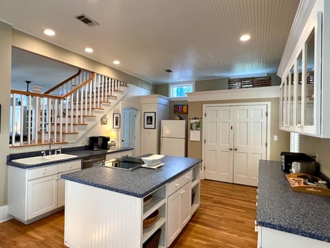 KITCHEN ALTERNATE VIEW