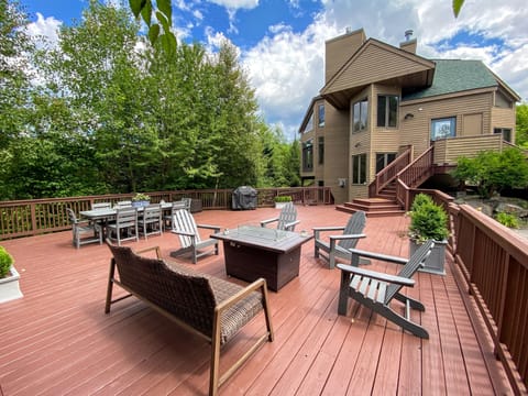 Experience mountain living at its finest in this beautifully renovated, three-level ski-in/ski-out townhouse, nestled in the exclusive Crawford Ridge community.